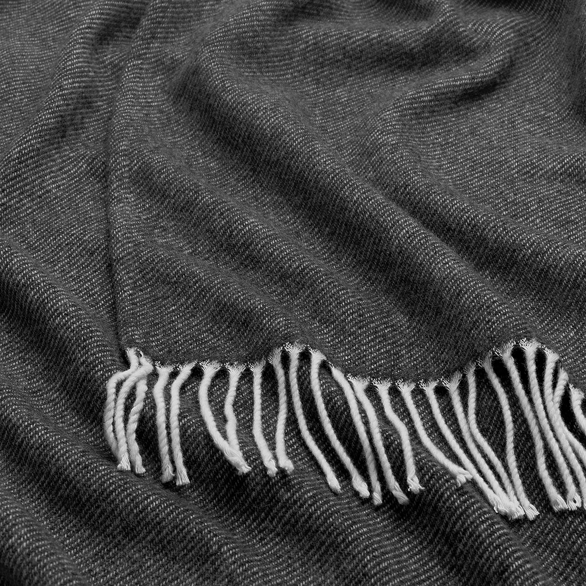 wool-fringe-throw-charcoal-focus-m.png