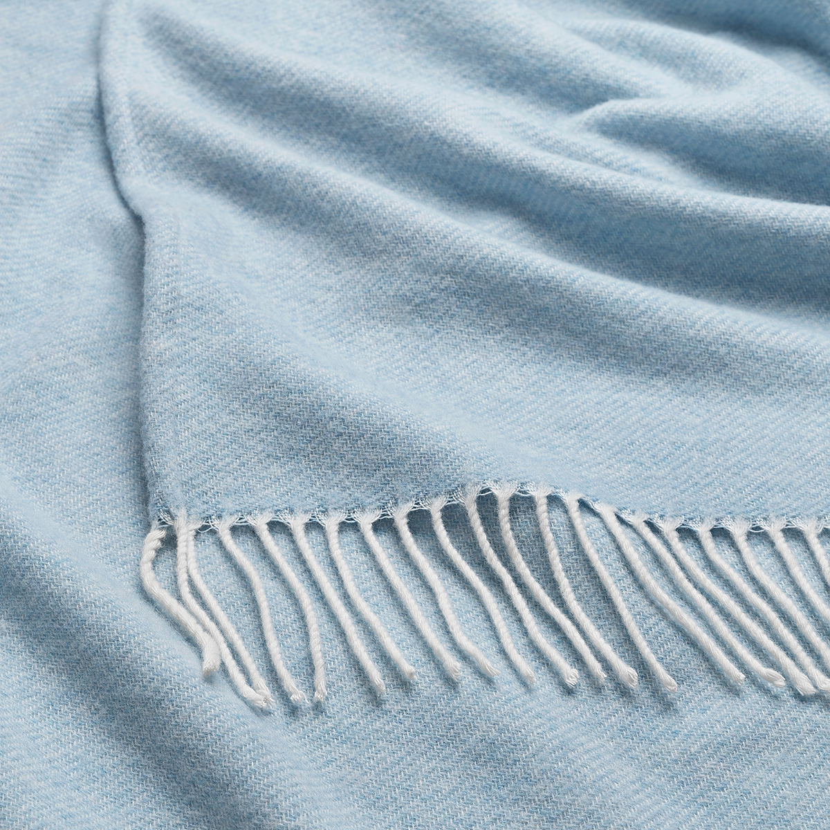 wool-fringe-throw-cloud-focus-m.png